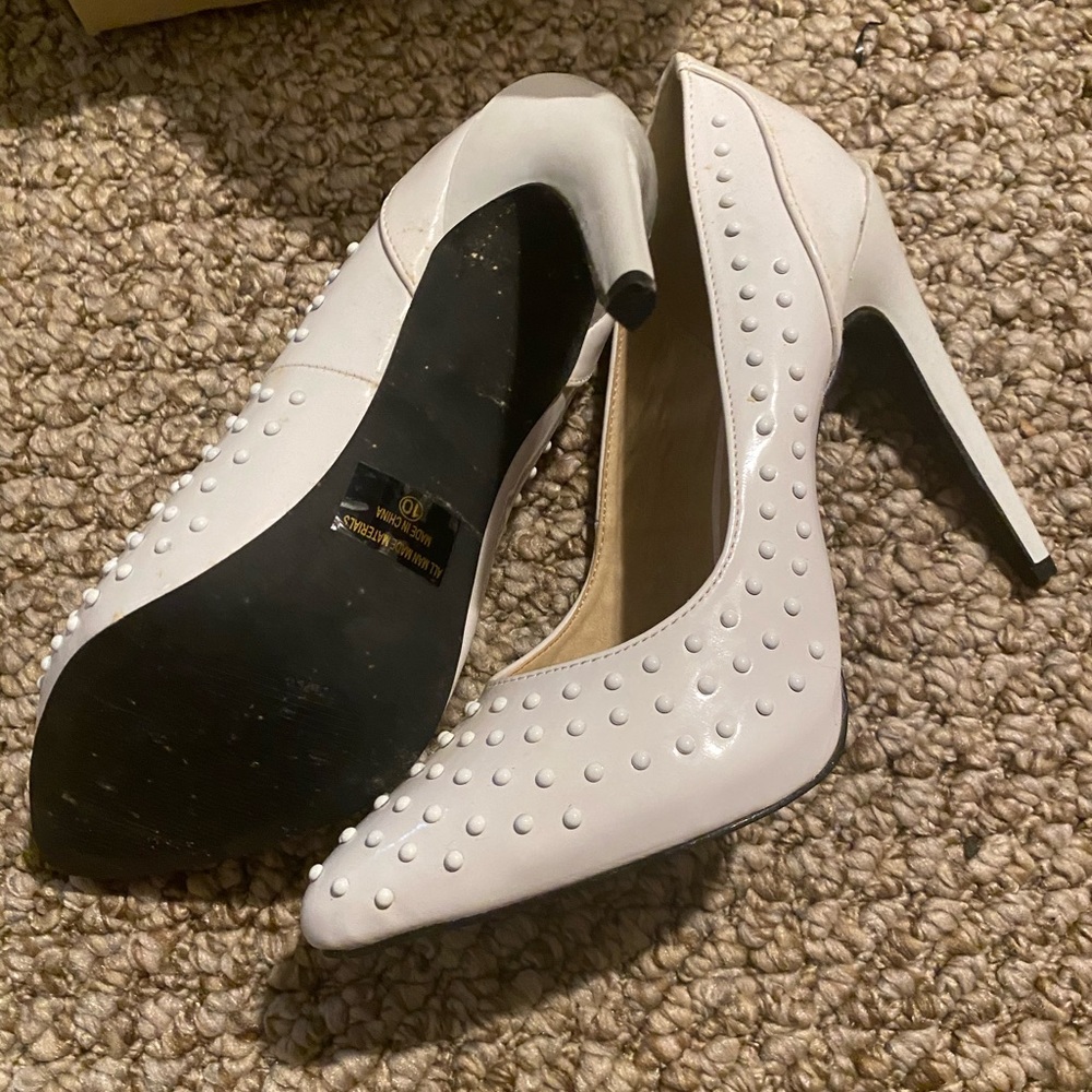 White pumps - Picture 2 of 3